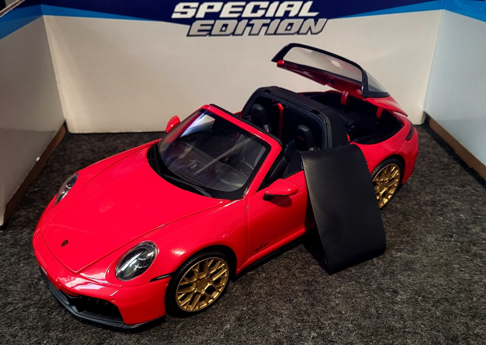 Porsche 911 Targa 4 GTS 1:18 Maisto Diecast Model Red Gold Removable Top