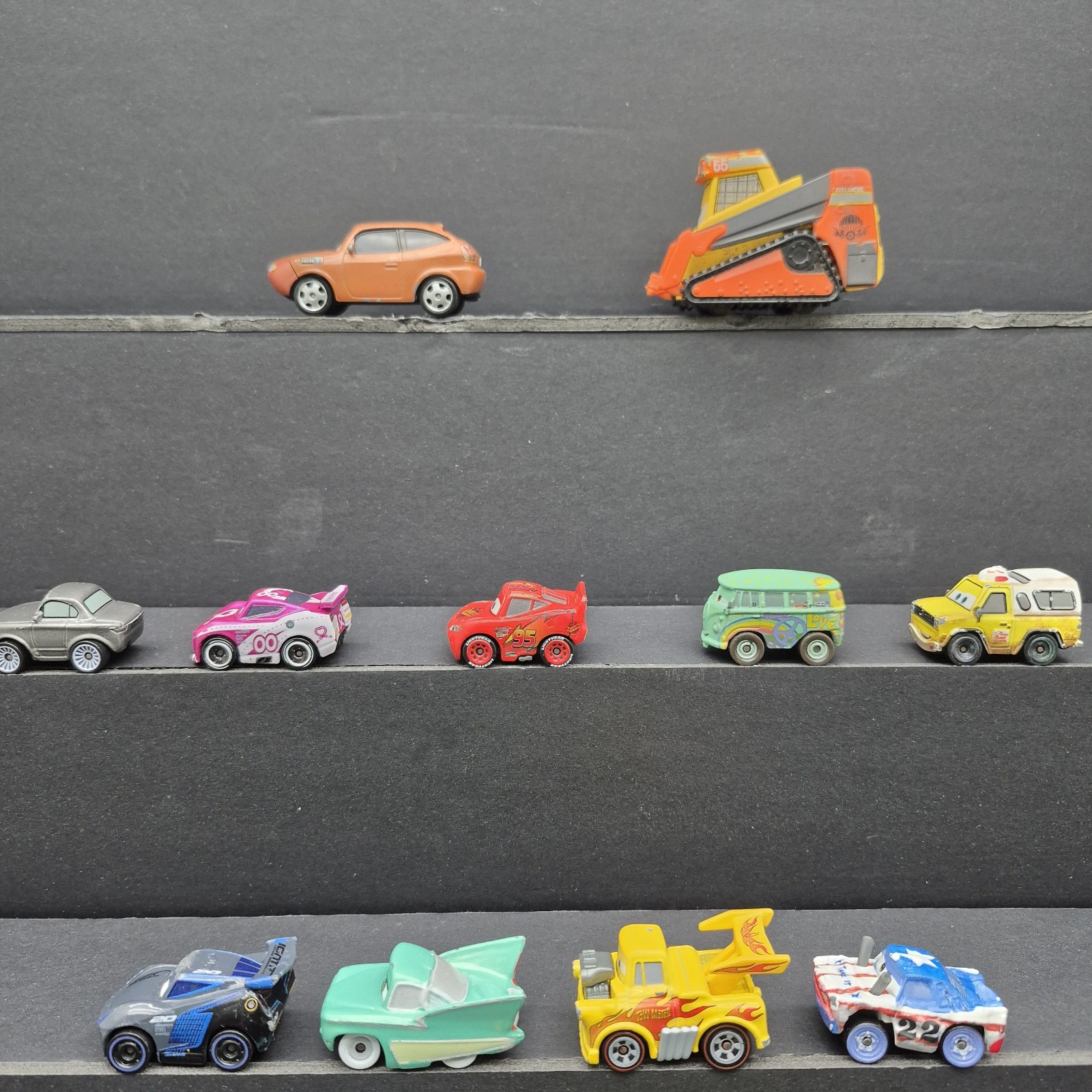 Disney Pixar Cars Mini Racers Mixed Lot of 16 Die-Cast Vehicles/Lightning McQue