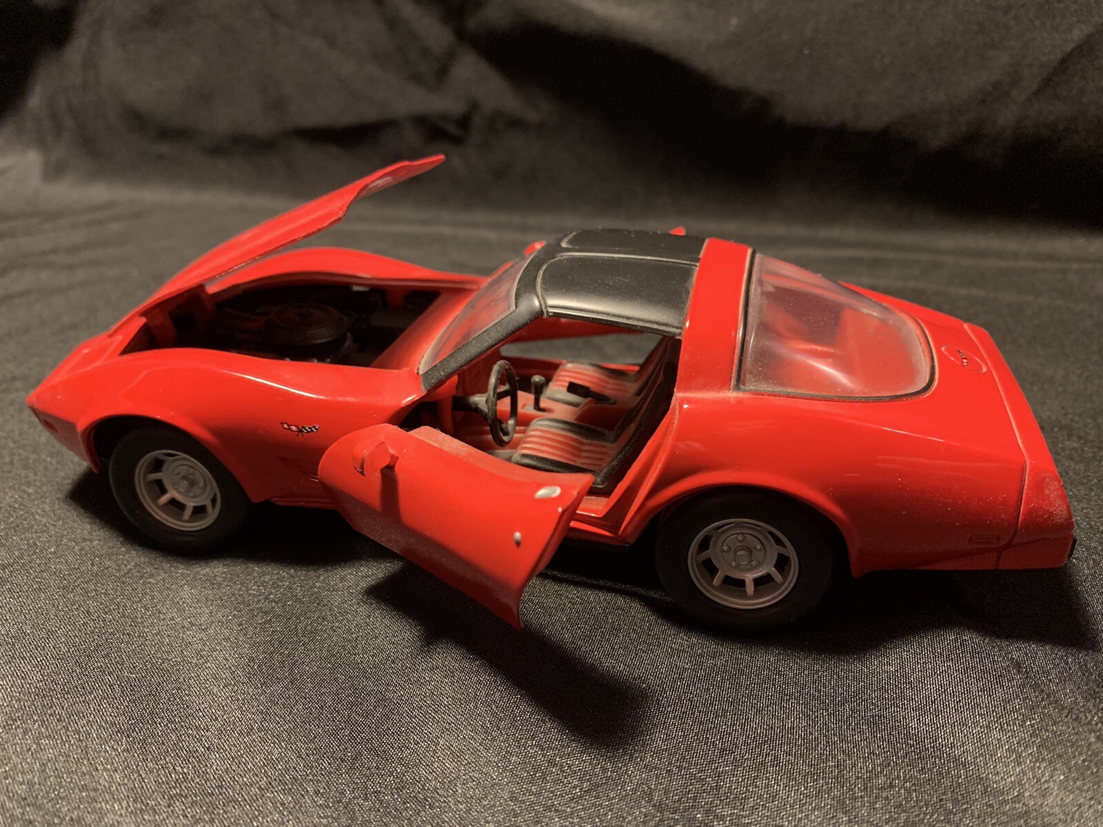 1979 CHEVROLET CORVETTE RED 1/24 DIECAST MODEL CAR BY MOTORMAX 73244