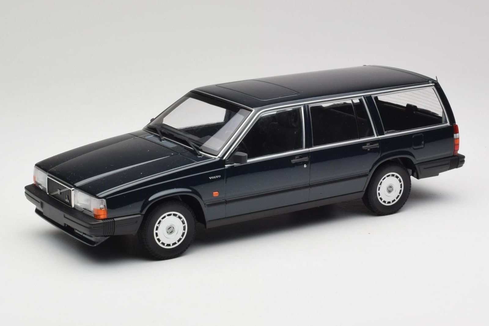 Volvo 740 GL Estate Dark Green Metallic Minichamps 1:18 | 155171771