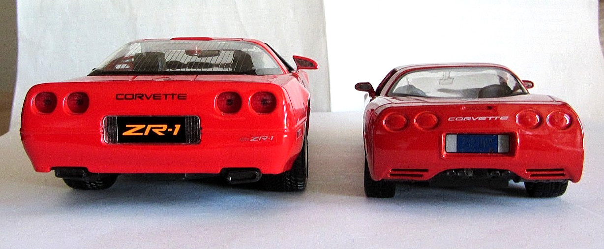 LOT OF 2 1992 RED CHEVY CORVETTE ZR1 1:18 & 1997 RED CORVETTE 1:24 BY MAISTO