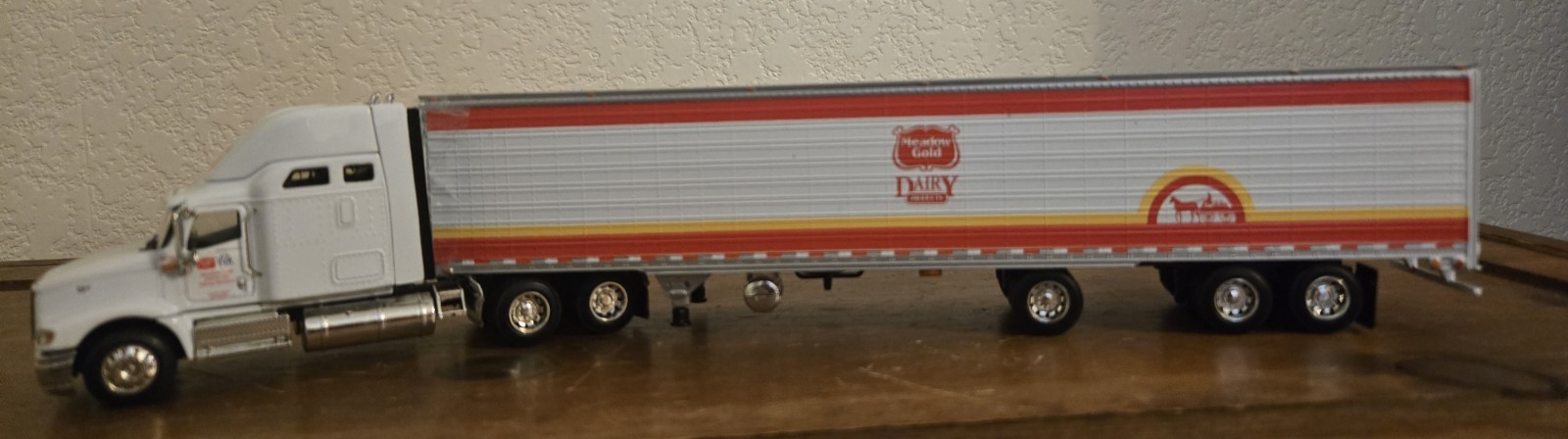 DCP 1:64 / Freightliner Meadow Gold Dairy Tractor-Trailer