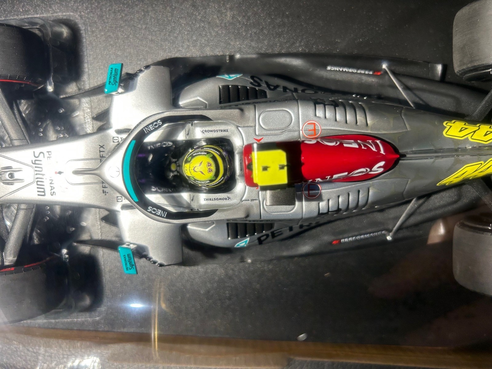 1/18 Minichamps – 2022 MERCEDES-AMG F1 W13 E #44 – LEWIS HAMILTON – SPANISH GP