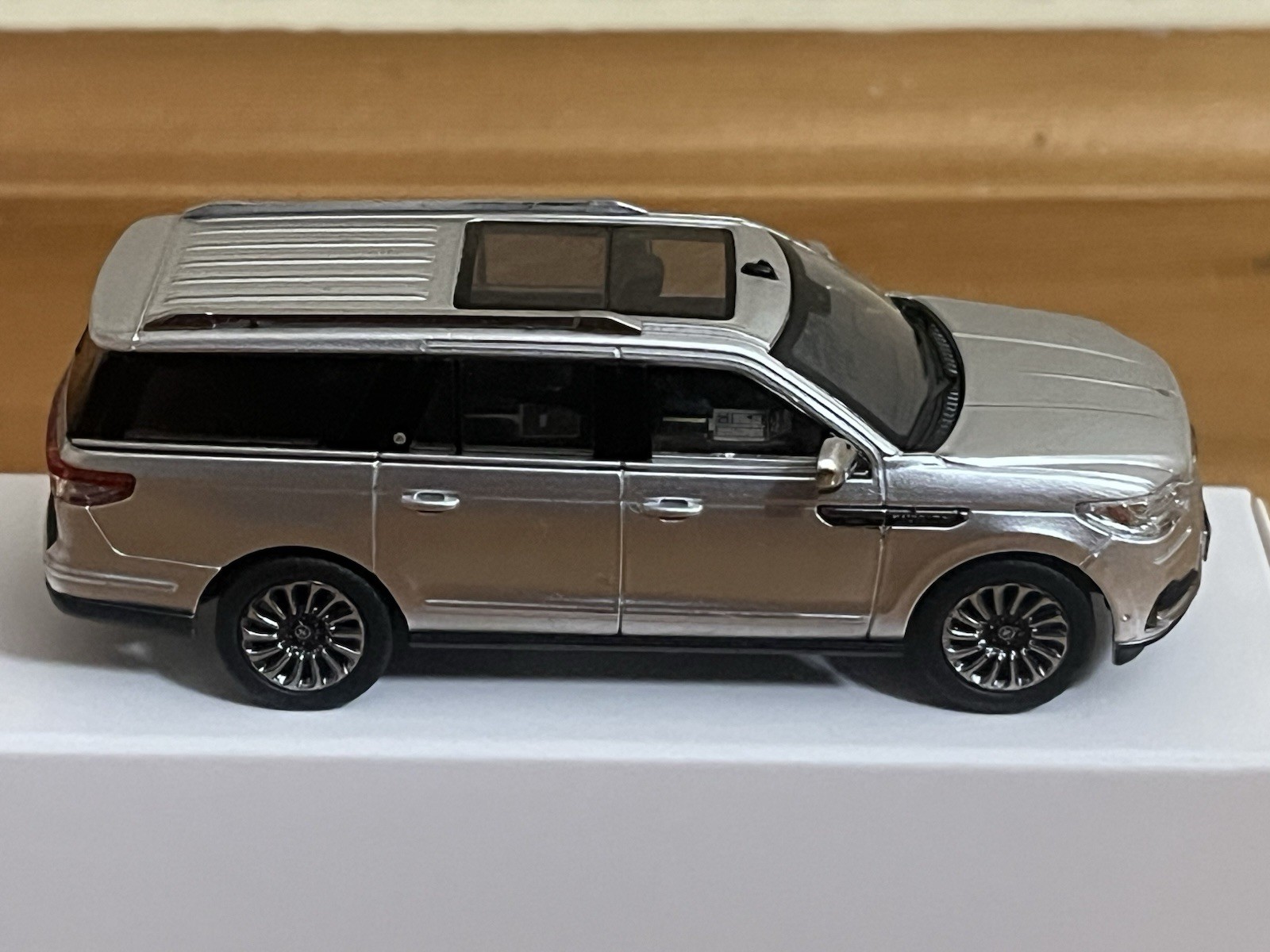 WTX 1:64 2018-2021 Lincoln Navigator L Reserve Silver W/ Folding Running Boards