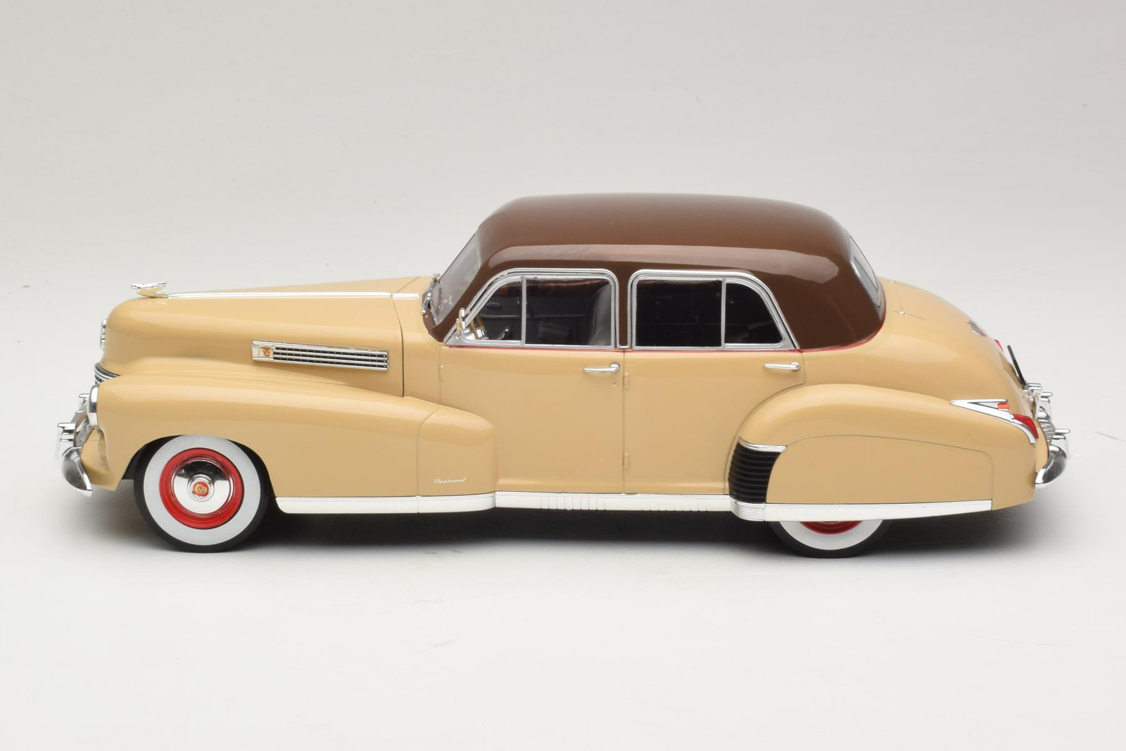 Cadillac Fleetwood Series 60 Special 1:18 Beige MCG | MCG18656