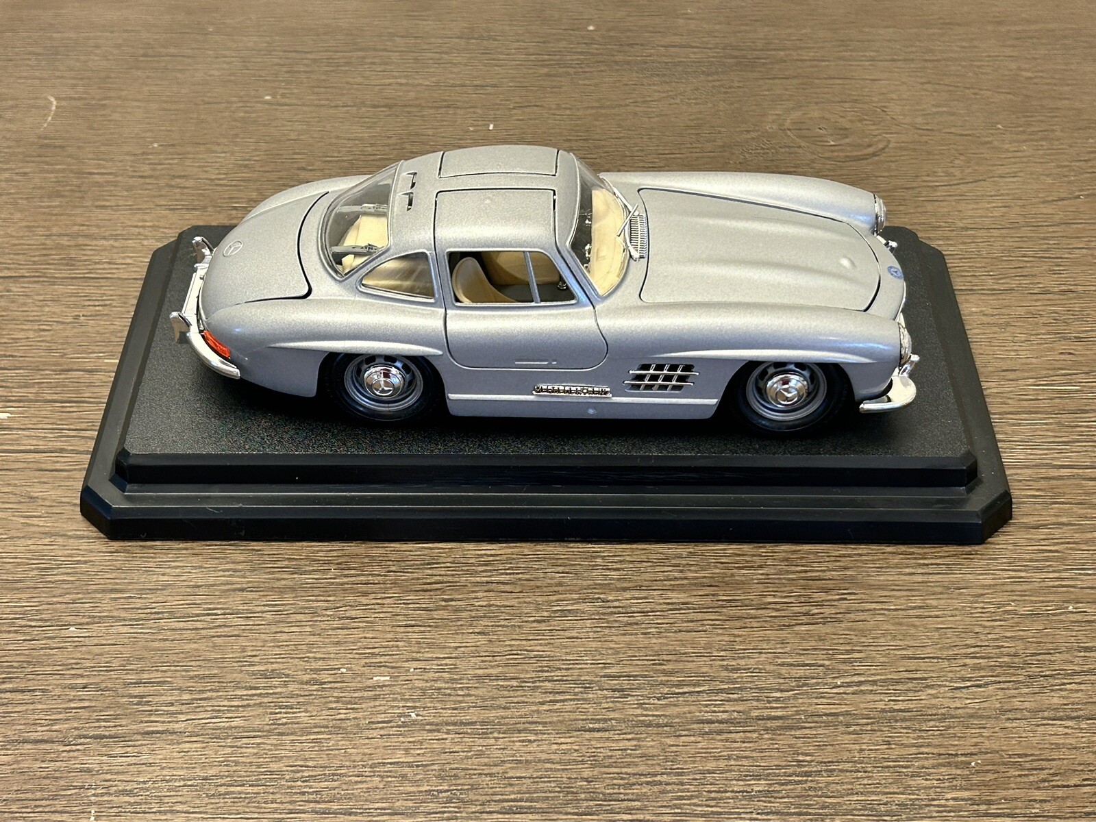 Burago Mercedes Benz 300SL 1954 1/24 Scale Gull Wing Diecast With Stand
