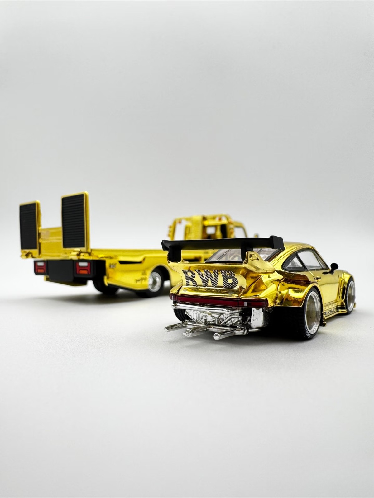 Pop Race XCartoys HEC Beijing 1/64 RWB 930 Gold Set Ltd 300 Truck Transporter
