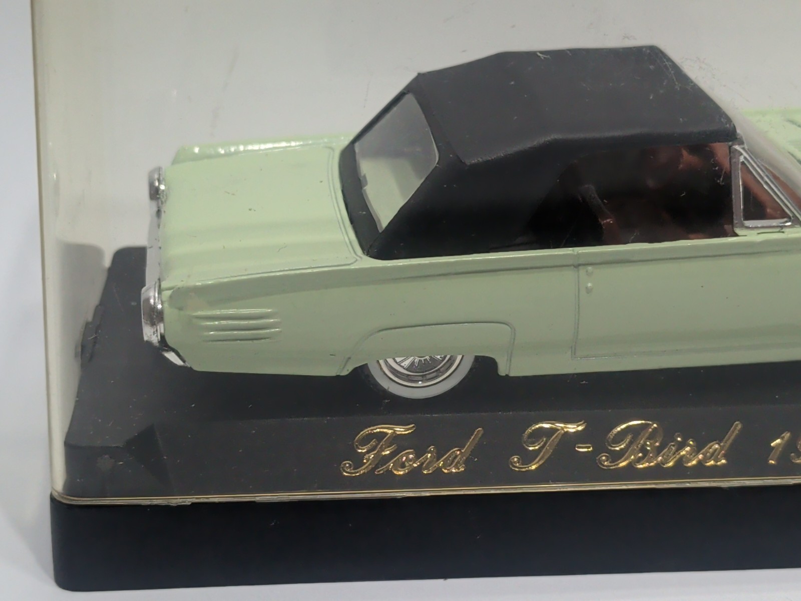 ✨VINTAGE✨ Solido Age d’or #4505 1961 Ford T-Bird in Display Case 1/43 Scale