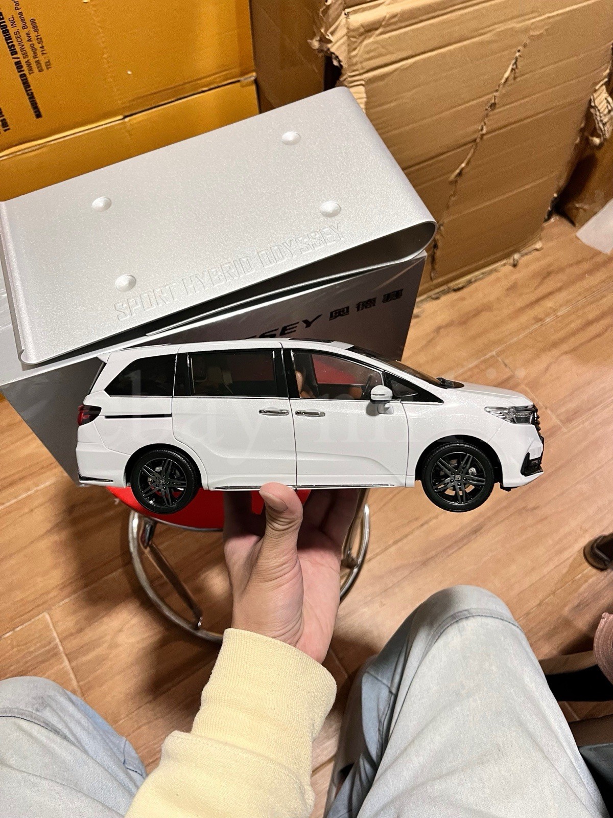 1:18 Scale Honda Odyssey Absolute Black Edition White Diecast Model With Base