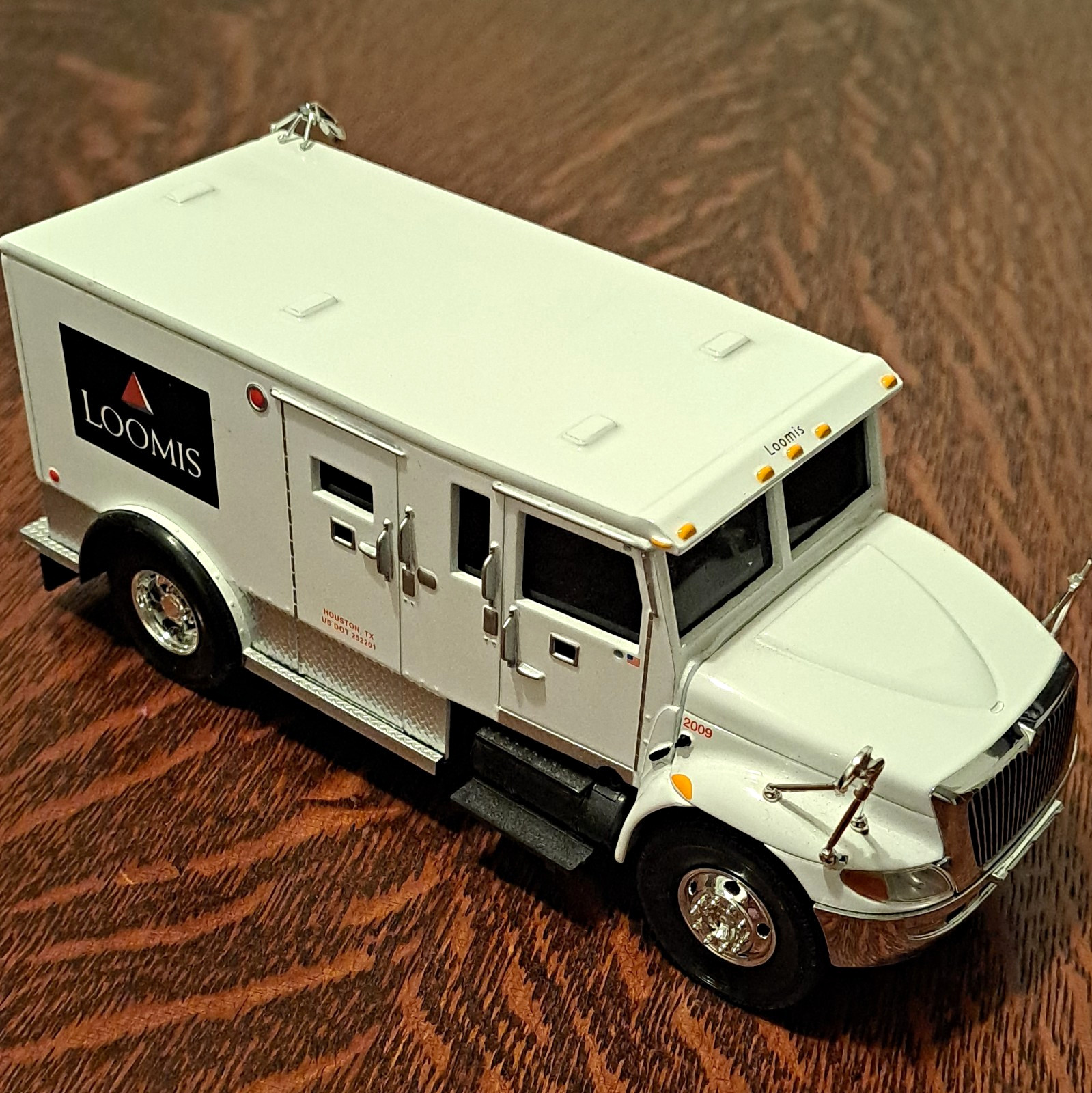 Loomis International Armored Truck 2009 Diecast 1:43 White Silver Black