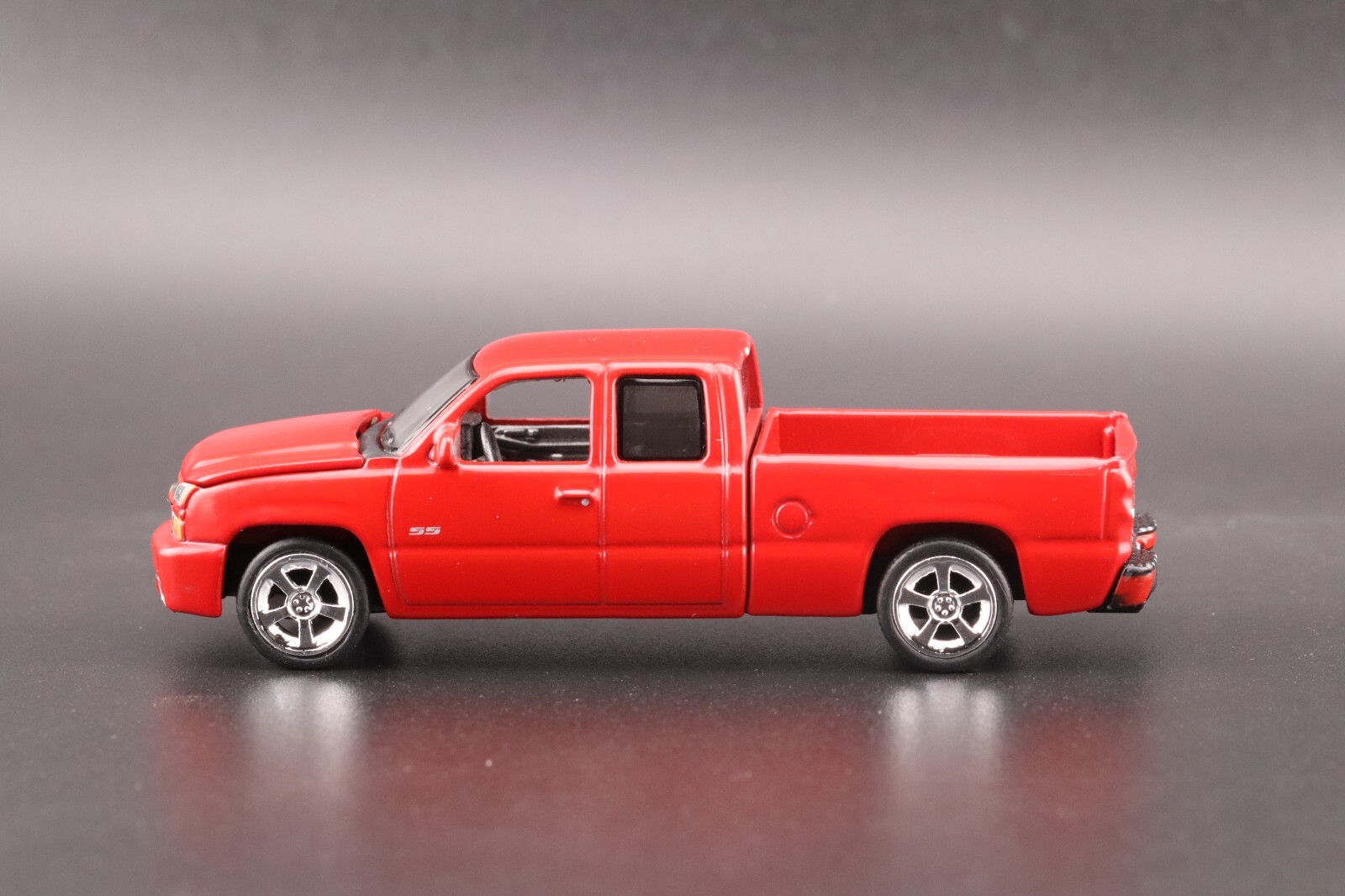 Auto World 2006 Chevy Silverado SS Extended Cab Fleetside bed Red AWSP163 B 1/64