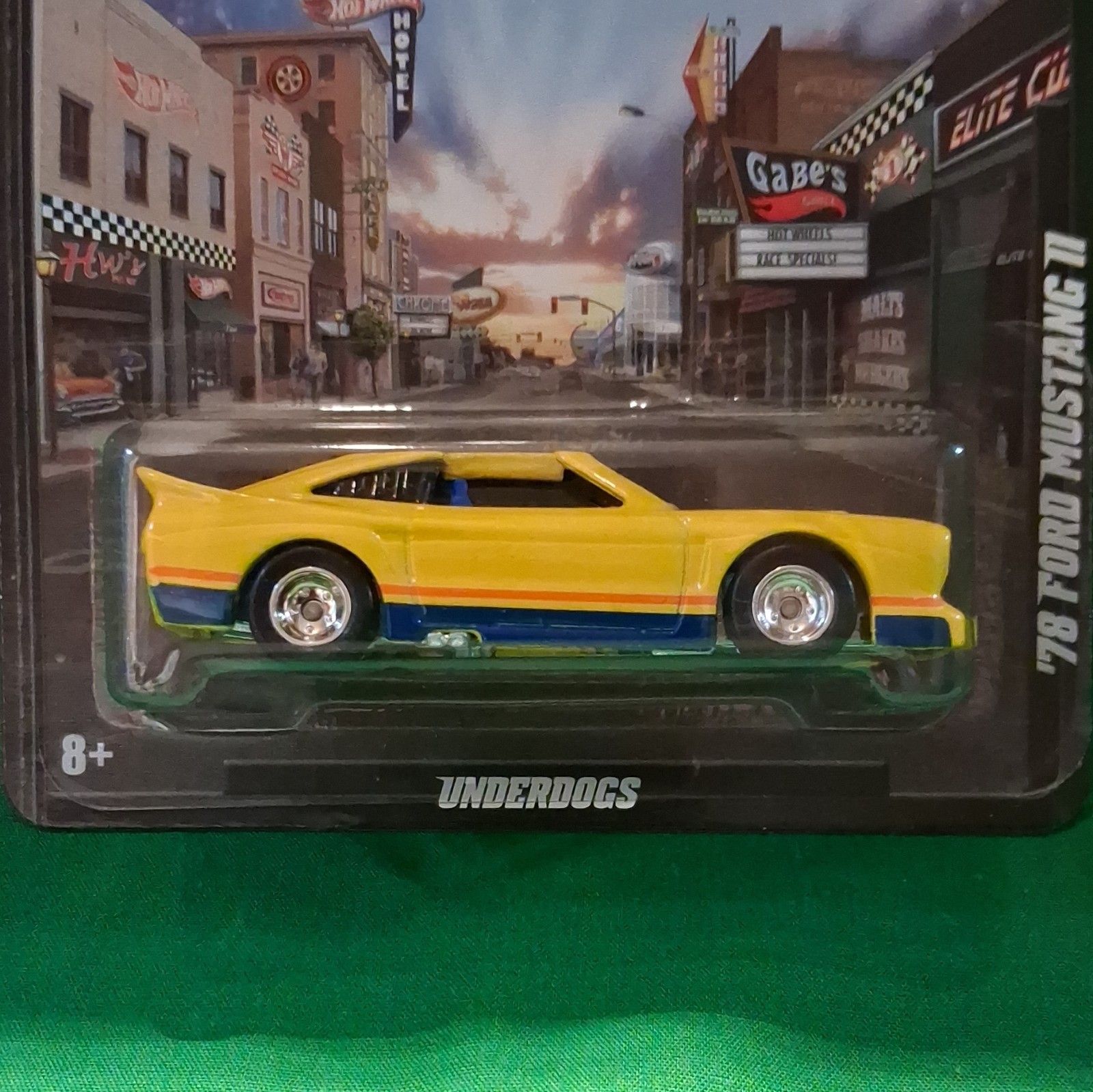 Hot Wheels 2011 Boulrwal Riders Underdogs 1:64 78 Ford Mustang 2 Unopened Card