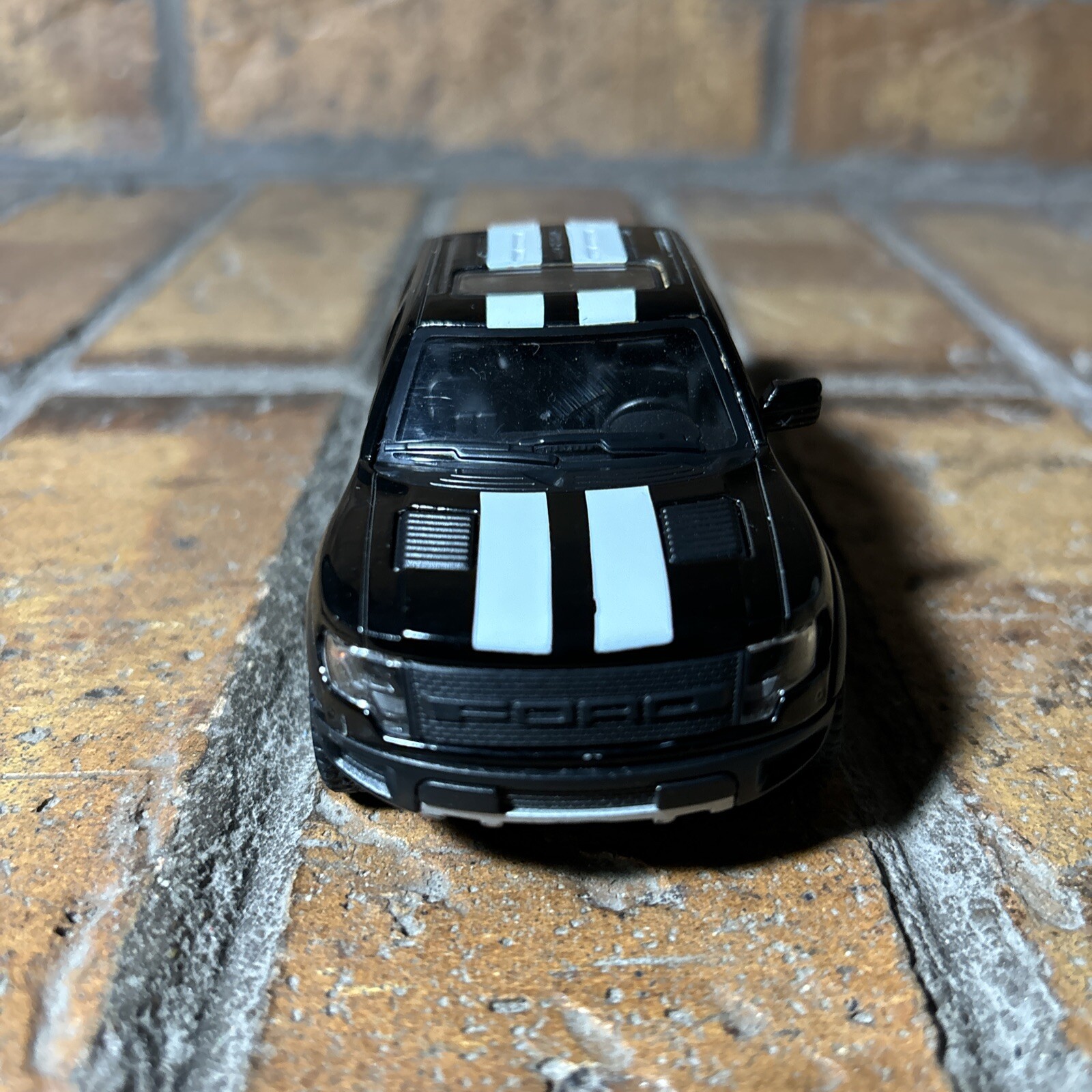 Kinsmart ✅ 2013 Ford F-150 SVT Raptor SuperCrew Black ✅ Scale 1/46 ✅ Pull Back