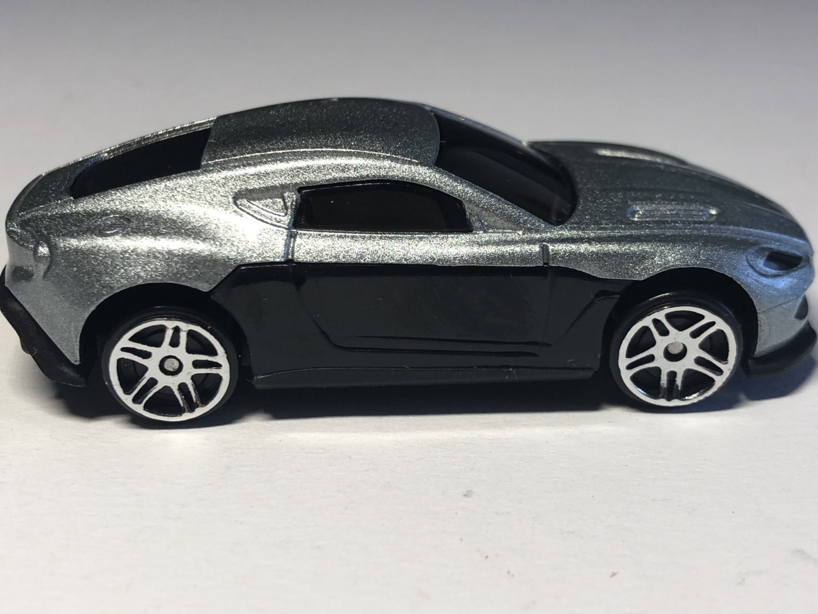 2.5 INCH 2006 Aston Martin DB9 Unibranded 1/64 Range Diecast MINT Loose