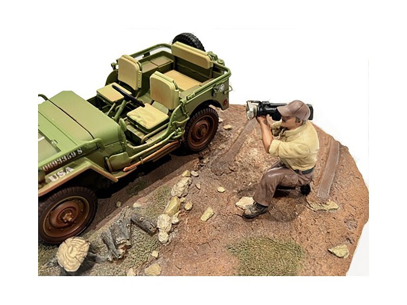 “4X4 MECHANIC” FIGURE 7 FOR 1/18 SCALE MODELS BY AMERICAN DIORAMA 18017