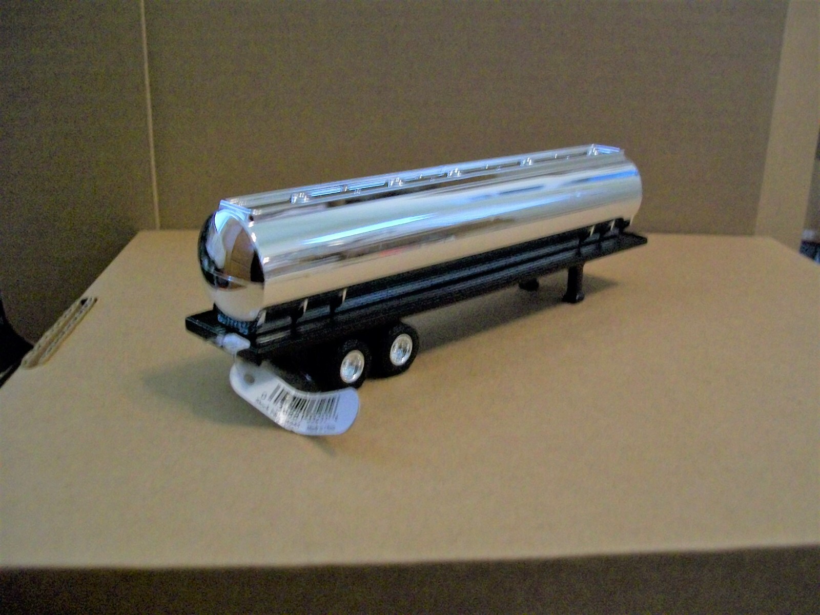 Ertl Collectibles RC2 Semi Tanker Trailer 6-1/2″ Long NO SCALE Black & Chrome