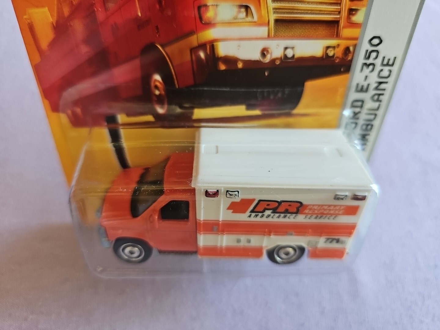 2009 Matchbox 08 FORD E-350 AMBULANCE Orange 55/100 GREAT CARD Emergency Respons