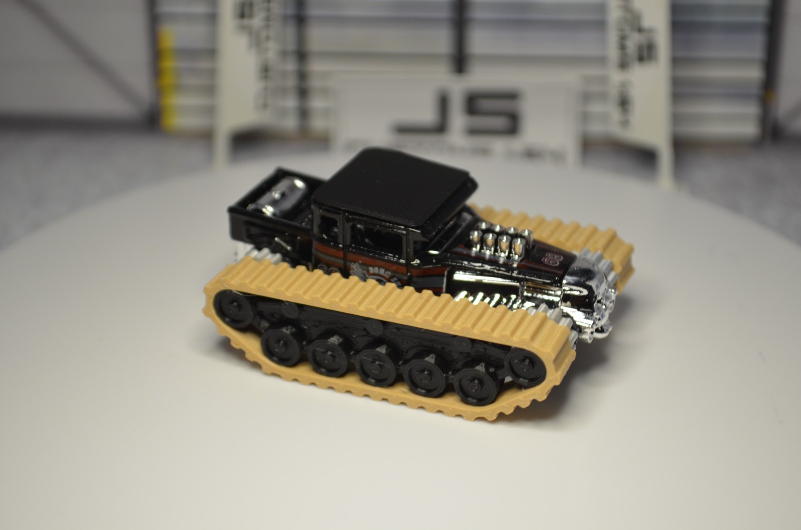 Hot Wheels Bone Shaker Custom on Tracks Black-Tan