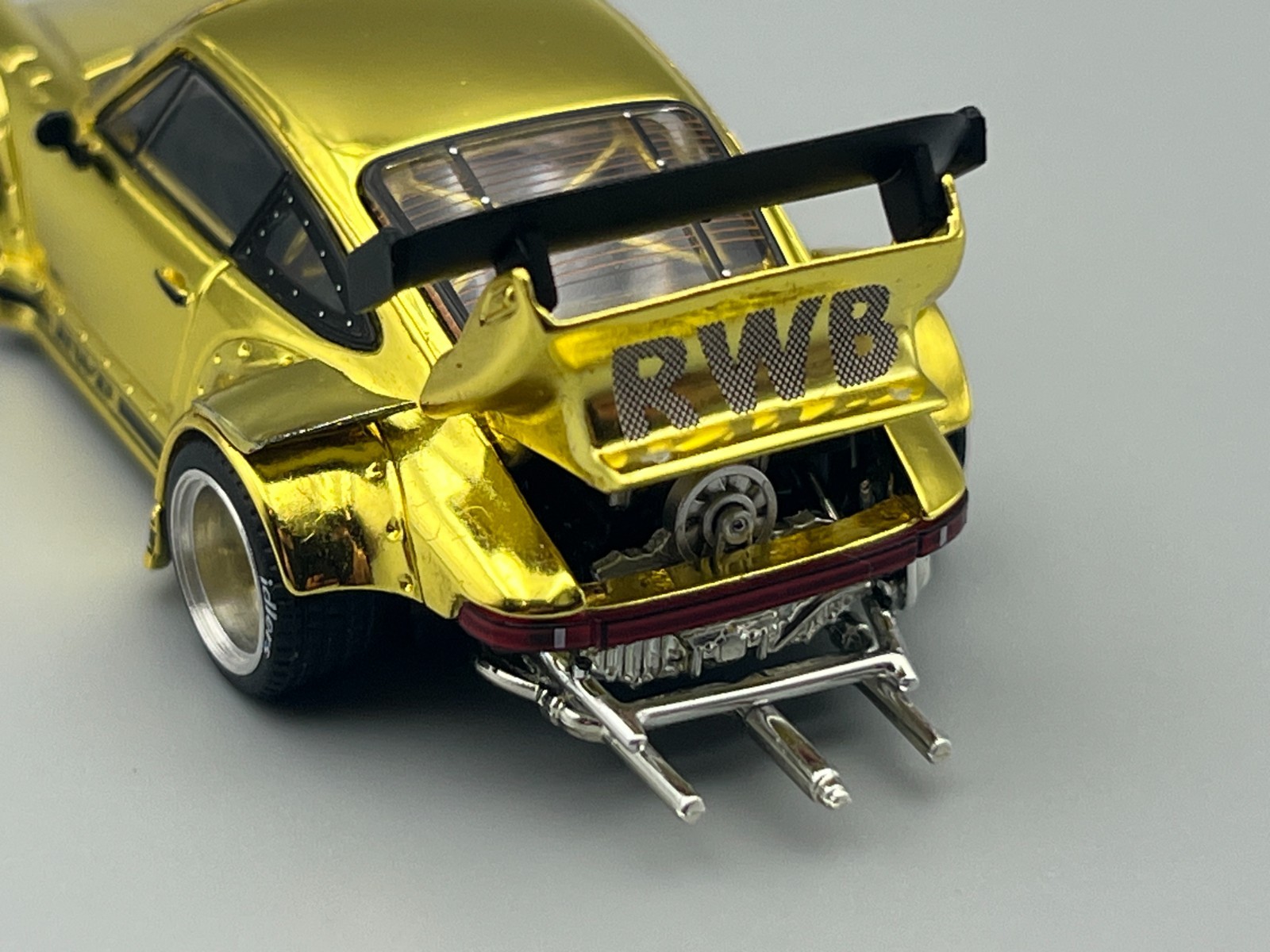RWB 930 and Transporter Gold Porsche 911 HEC 2026 Exclusive Poprace 1/64 scale