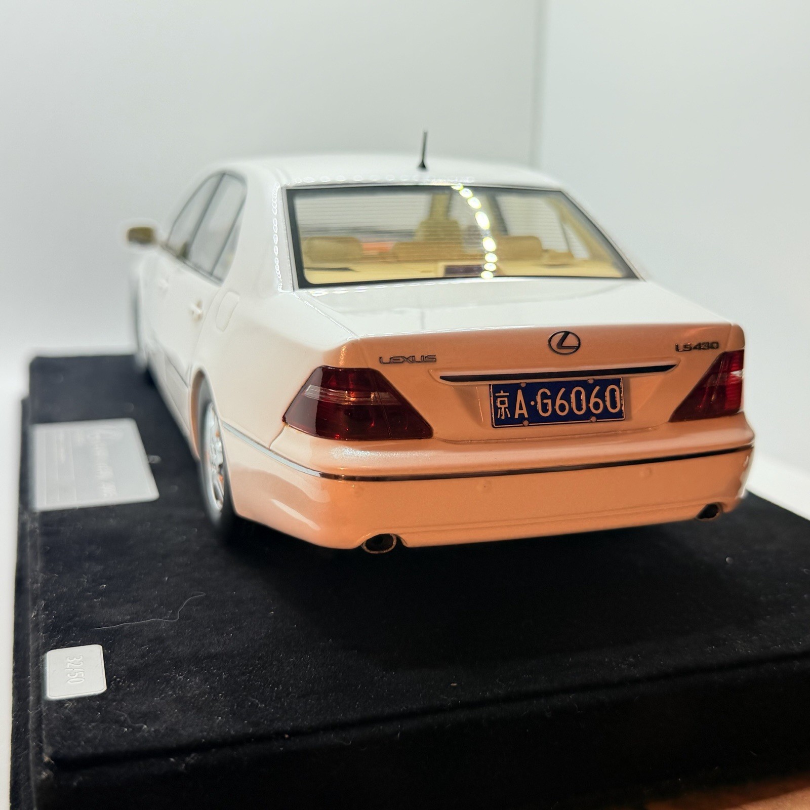 1/18 Ivy Models Lexus LS 430 in Gloss White 99 pieces Leather base