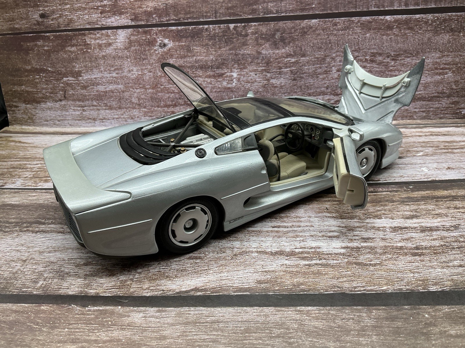 Maisto 1/18 ~ 1992 Jaguar XJ220 ~ Silver