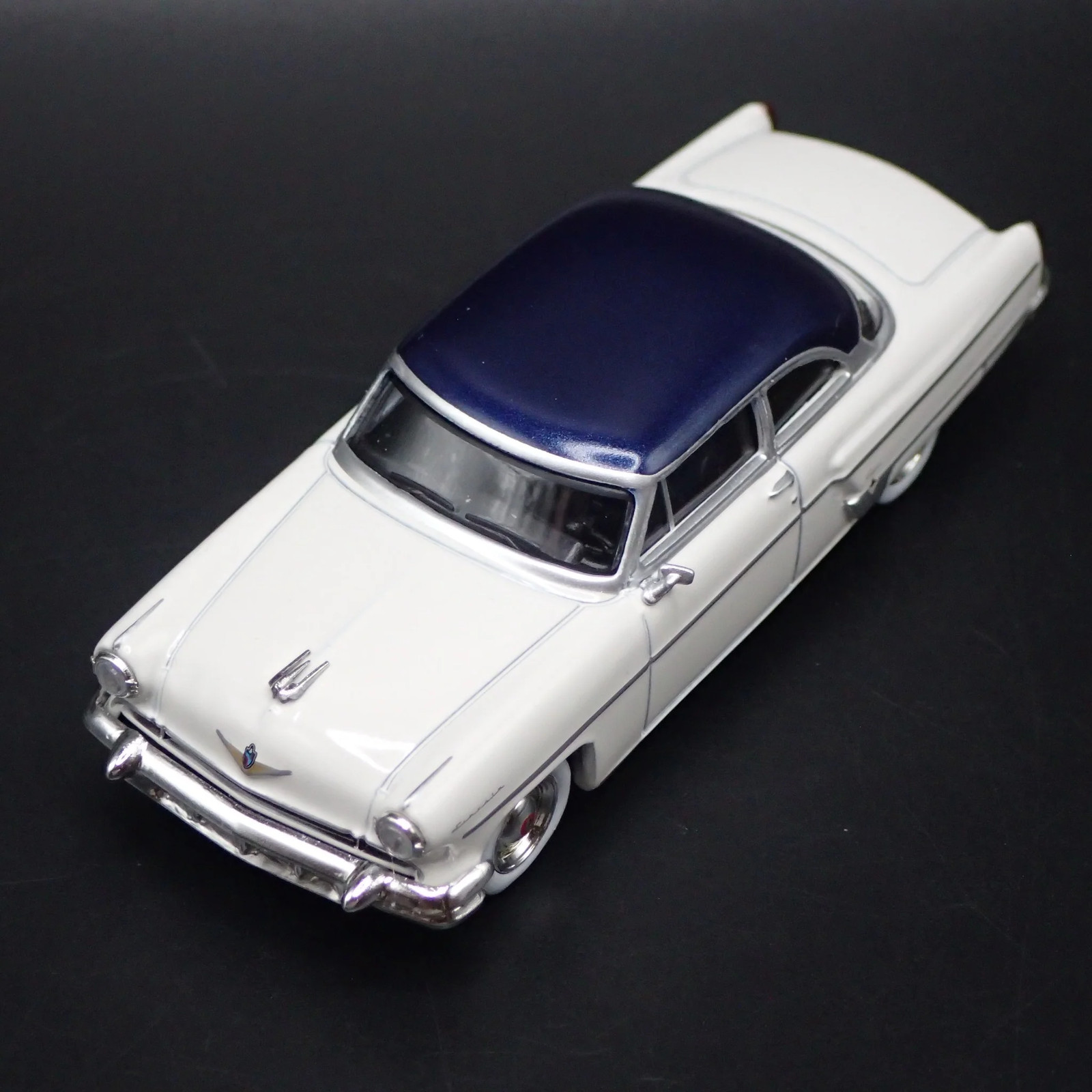 1954 54 LINCOLN CAPRI WHITE 1:64 SCALE COLLECTIBLE DIORAMA DIECAST MODEL CAR
