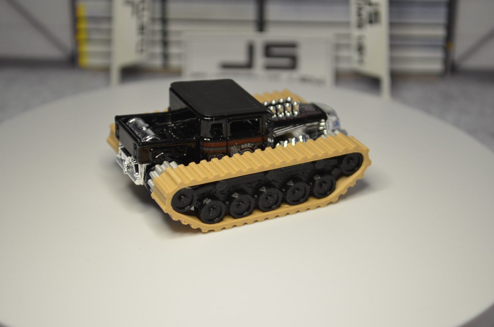 Hot Wheels Bone Shaker Custom on Tracks Black-Tan