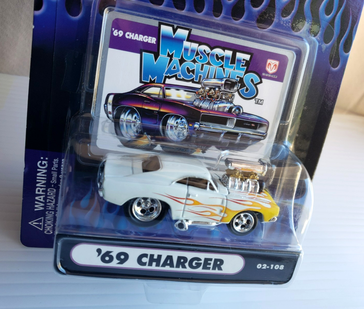 2002 Muscle Machines ’69 DODGE CHARGE White Opened Engine 1:64 #02-108 5SP MOC!