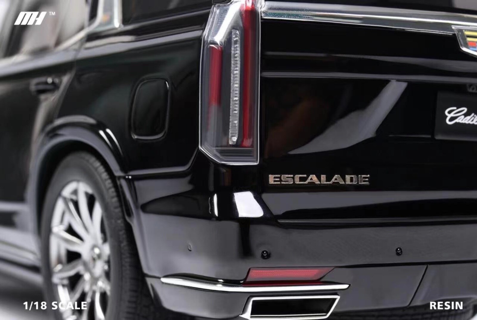 1/18 Motorhelix Cadillac Escalade 2022 in Gloss Black on Carbon Base