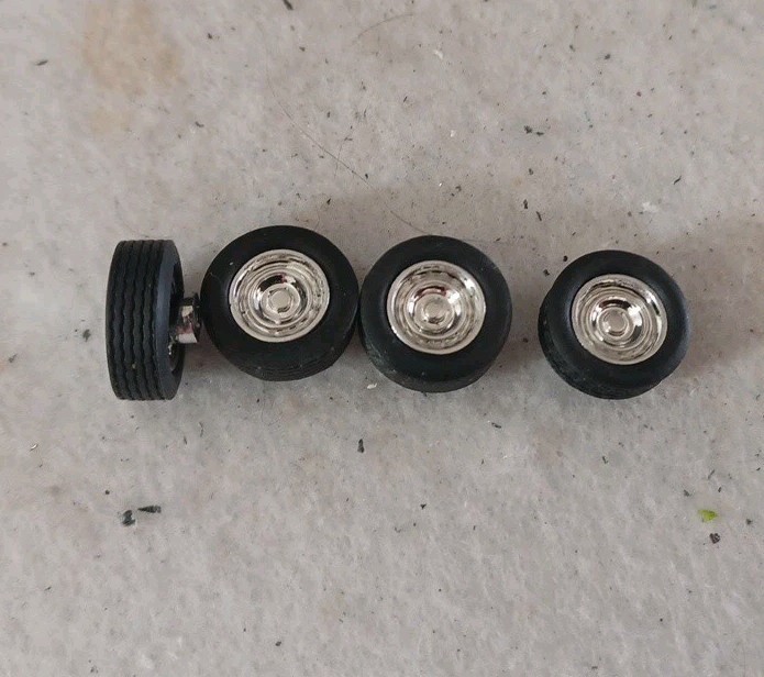 M2 Machines 1:64 Scale GMC/ Chevrolet Pickup Wheel And Tire Set With AXLES
