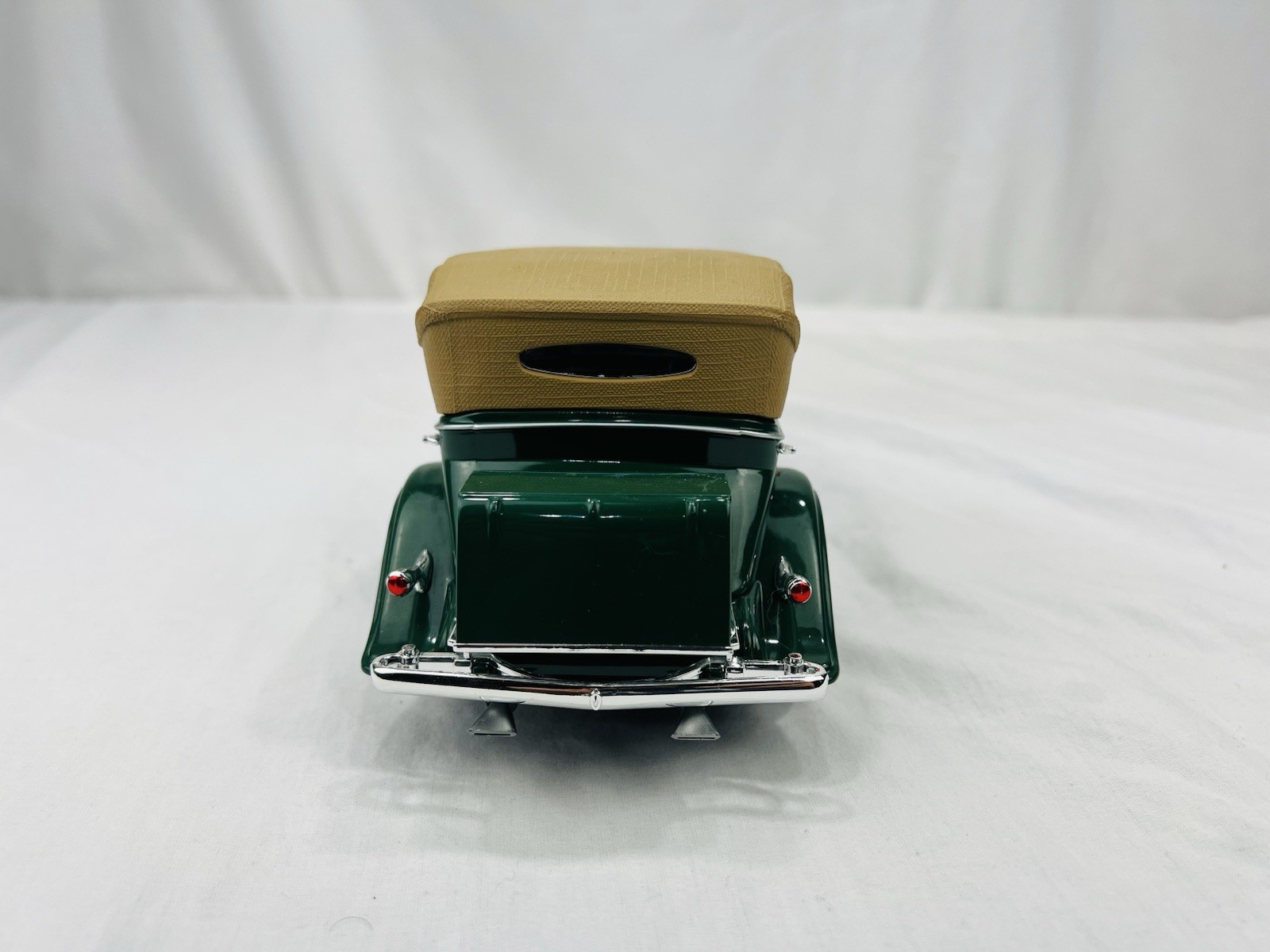 Auto World 1932 CADILLAC V16 SPORT PHAETON 1:18 Scale Dark Green/Tan Top