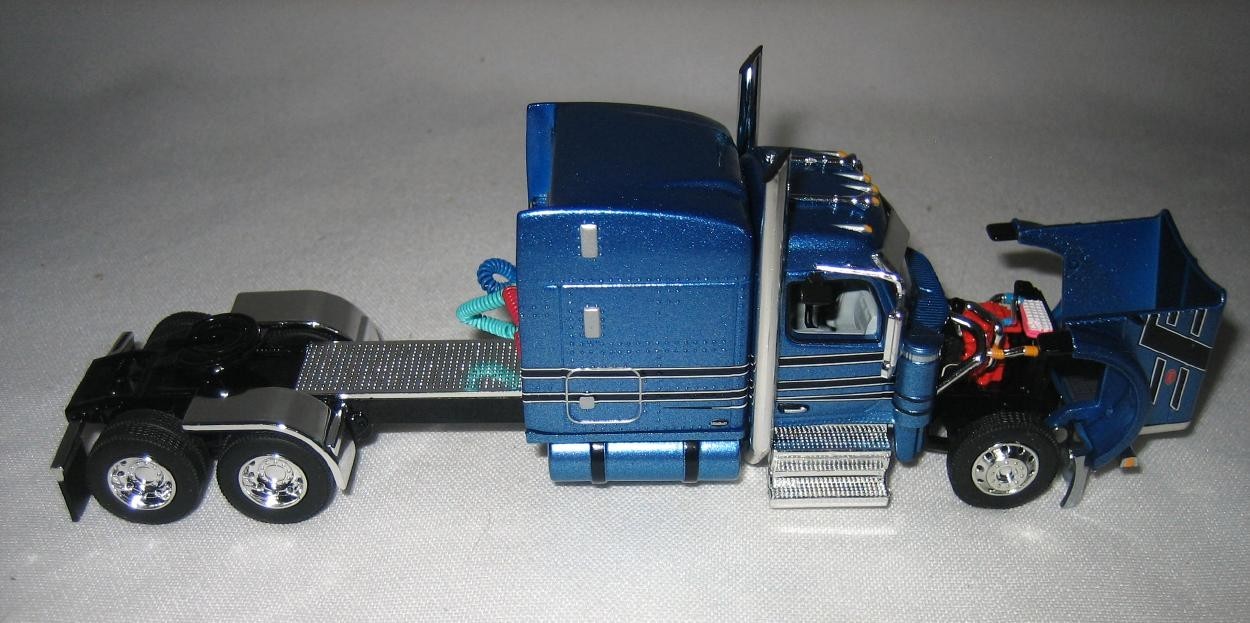1/64 DCP 172A 589 Pete 72” Sleeper (Bright Blue/Black)