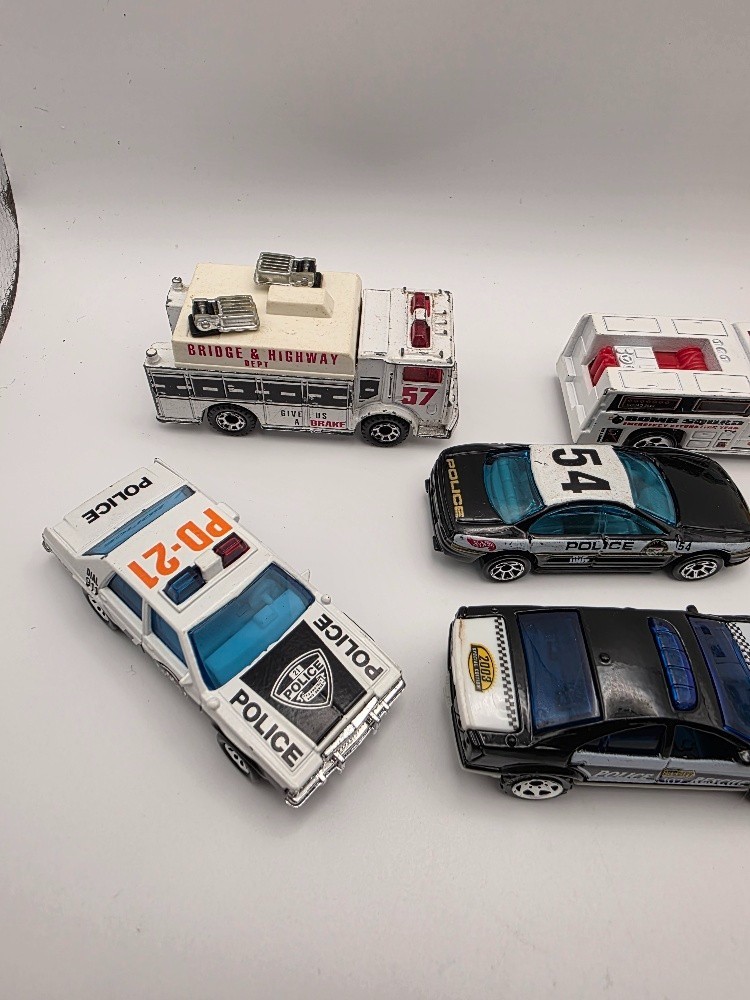 LOT OF 9 EMERGENCY VEHICLES HOT WHEELS MATCHBOX MOTORMAX POLICE (LOT 17721)