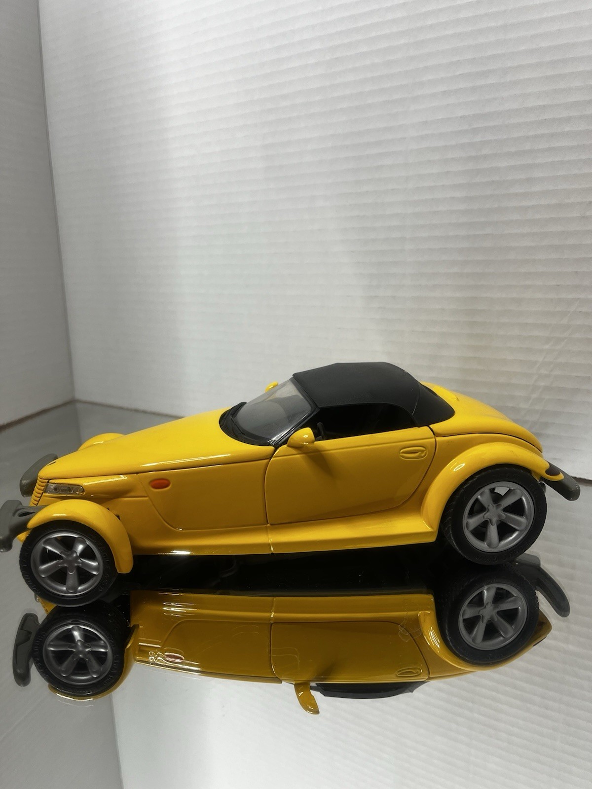 Anson 1:18 1999 Plymouth Prowler Yellow Diecast Convertible – Removable Top
