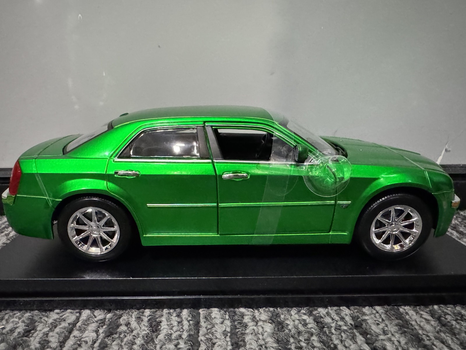 Maisto 1:18 Diecast Special Edition 2005 Chrysler HEMI 300C GREEN NEW IN BOX