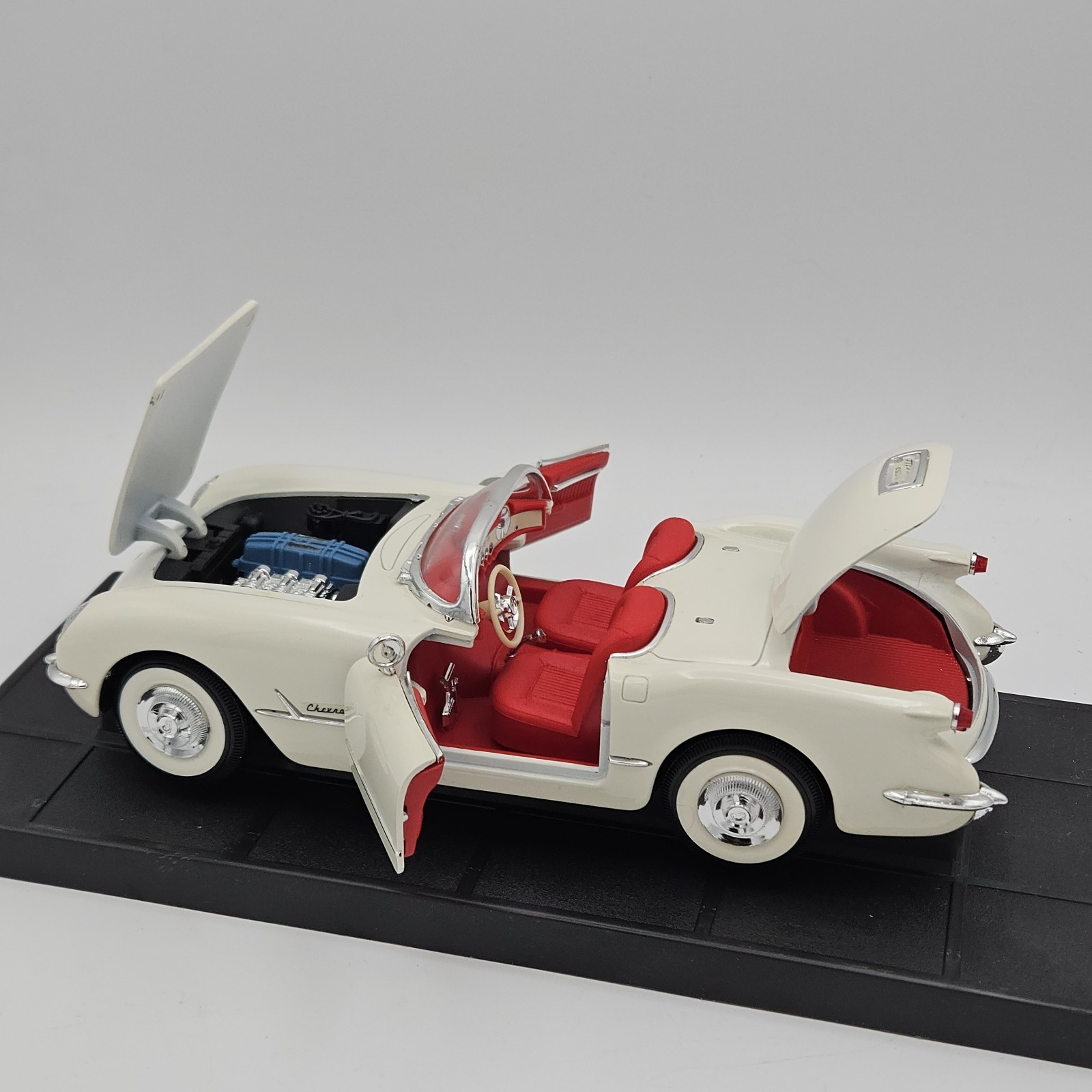 Mira Golden Line 1:18 1953 Chevrolet Corvette Cream Diecast with Box #6153