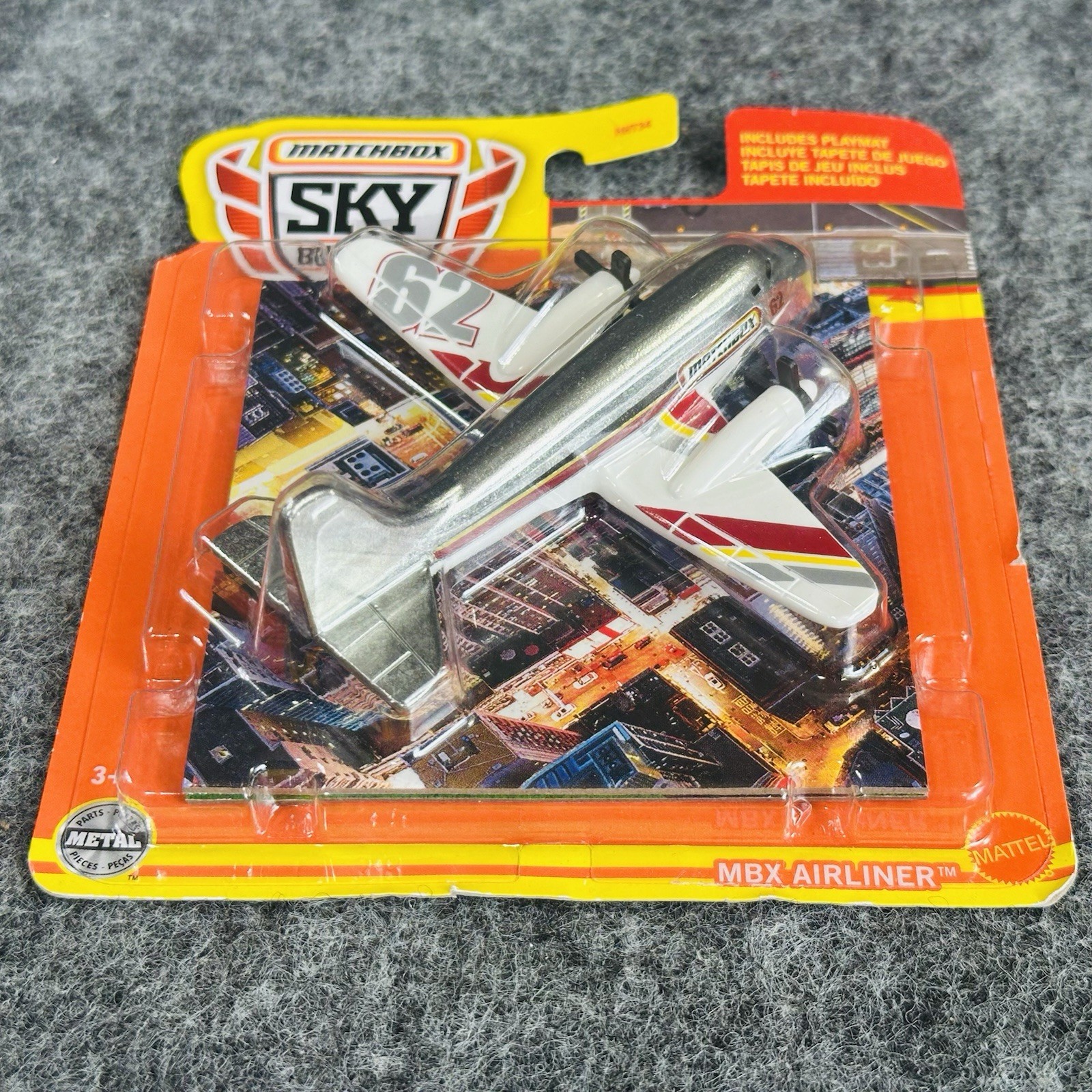 Lot of 2 Matchbox Sky Busters MBX Airliners 10/33 Silver & 5/31 Bronze w/playmat