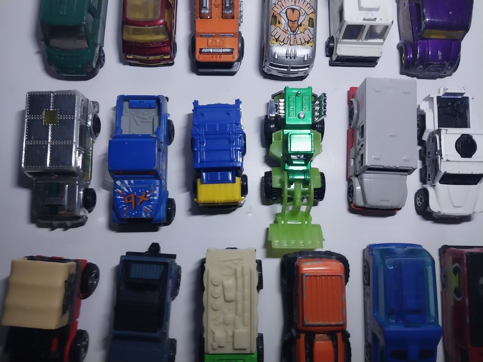 Lot 18 Hot Wheels & Matchbox Truck Bus Jeep Ect Please See Photos