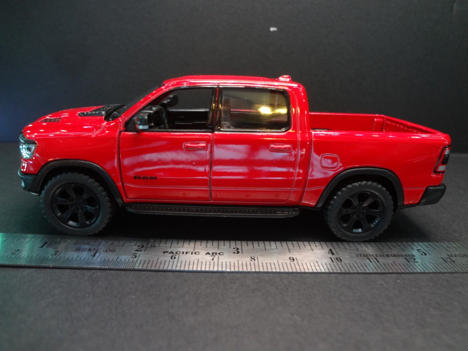1:46 Scale 2019 Dodge RAM 1500 red – Loose