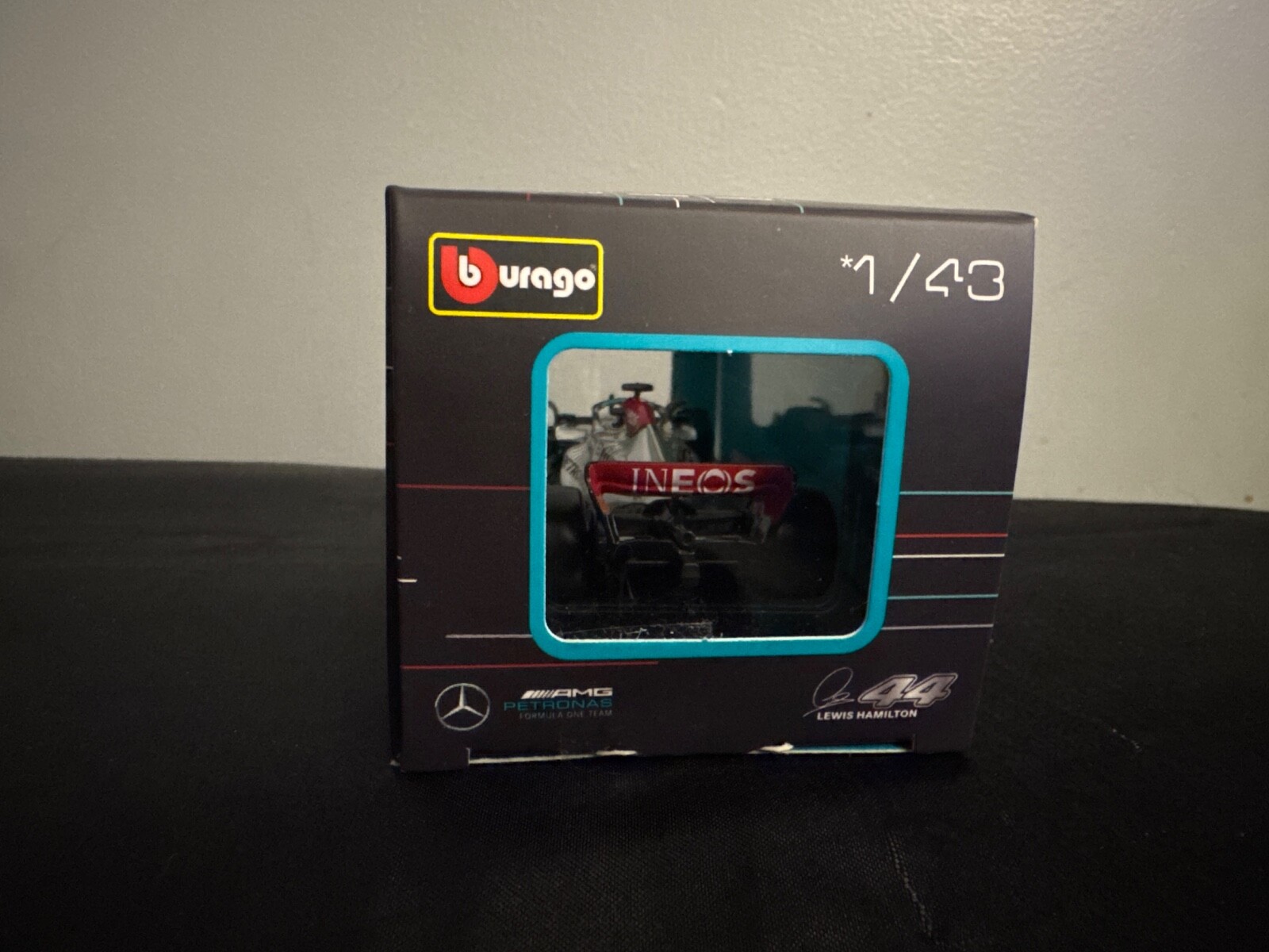 Bburago 2023 Mercedes-AMG F1 W13 E Performance Hamilton #44 1:43
