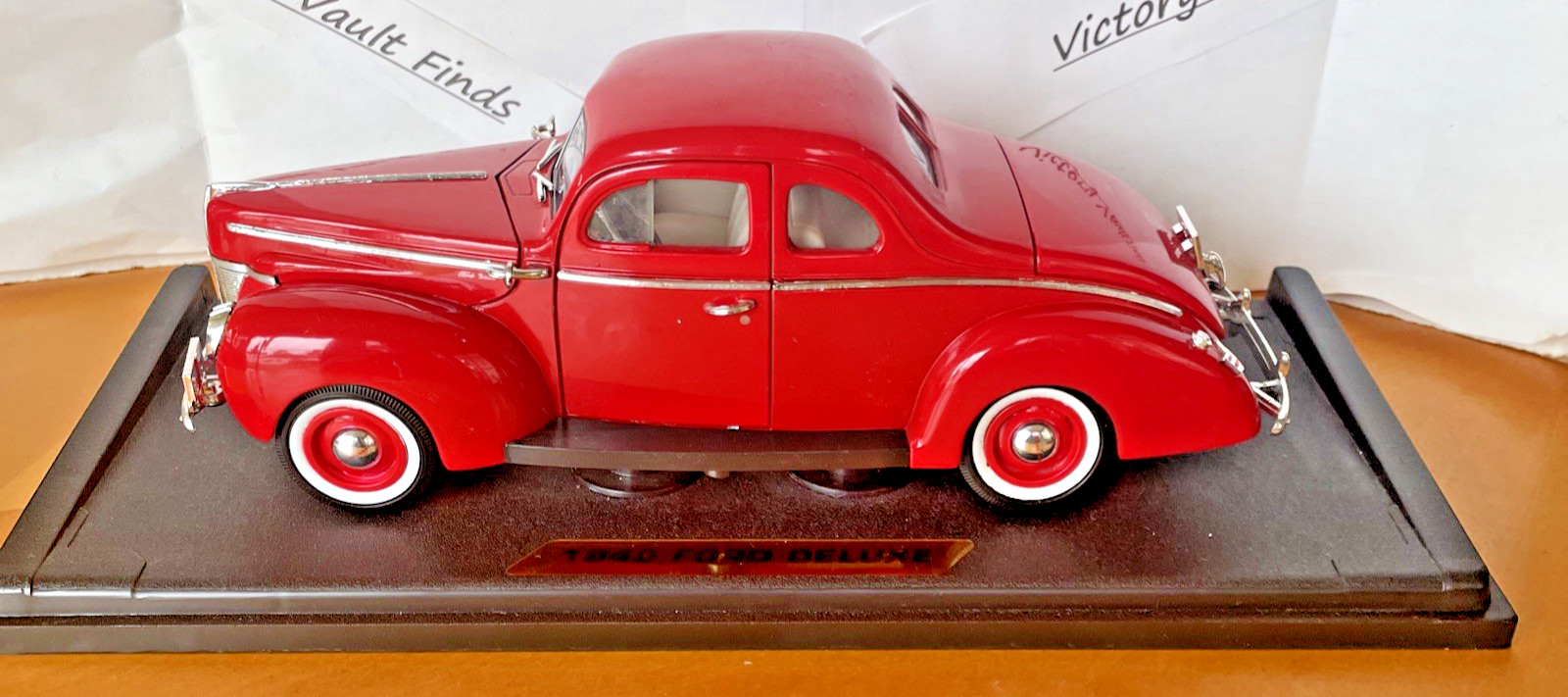 MotorMax American Classics 1940 Ford Deluxe Coupe Red 1:18 Diecast Car 73108