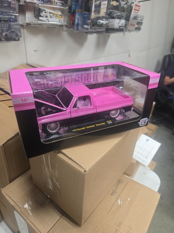 NIB CHASE 2026 1979 SCOTTSDALE CHEVY SPORT PICK UP M2 MACHINES 1/24 R143 26-12