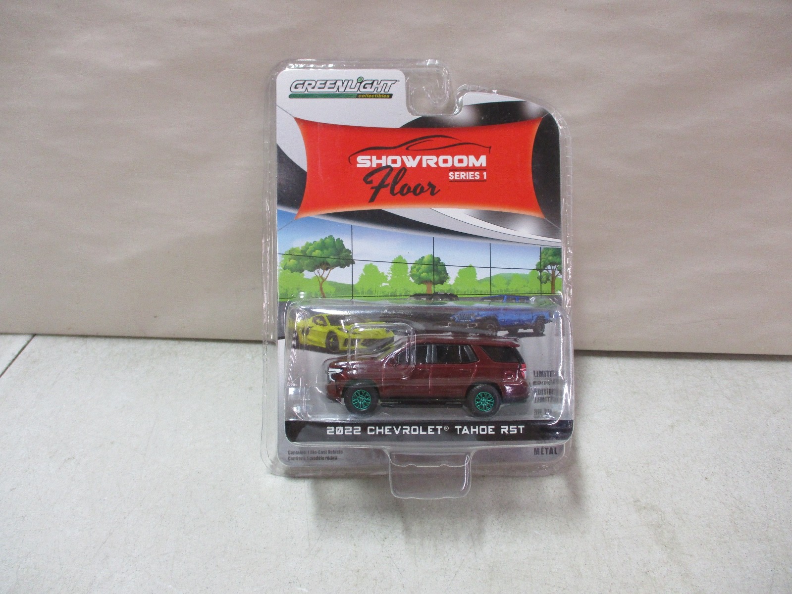 Greenlight Showroom Floor Series 1 2022 Chevrolet Tahoe RST Chase