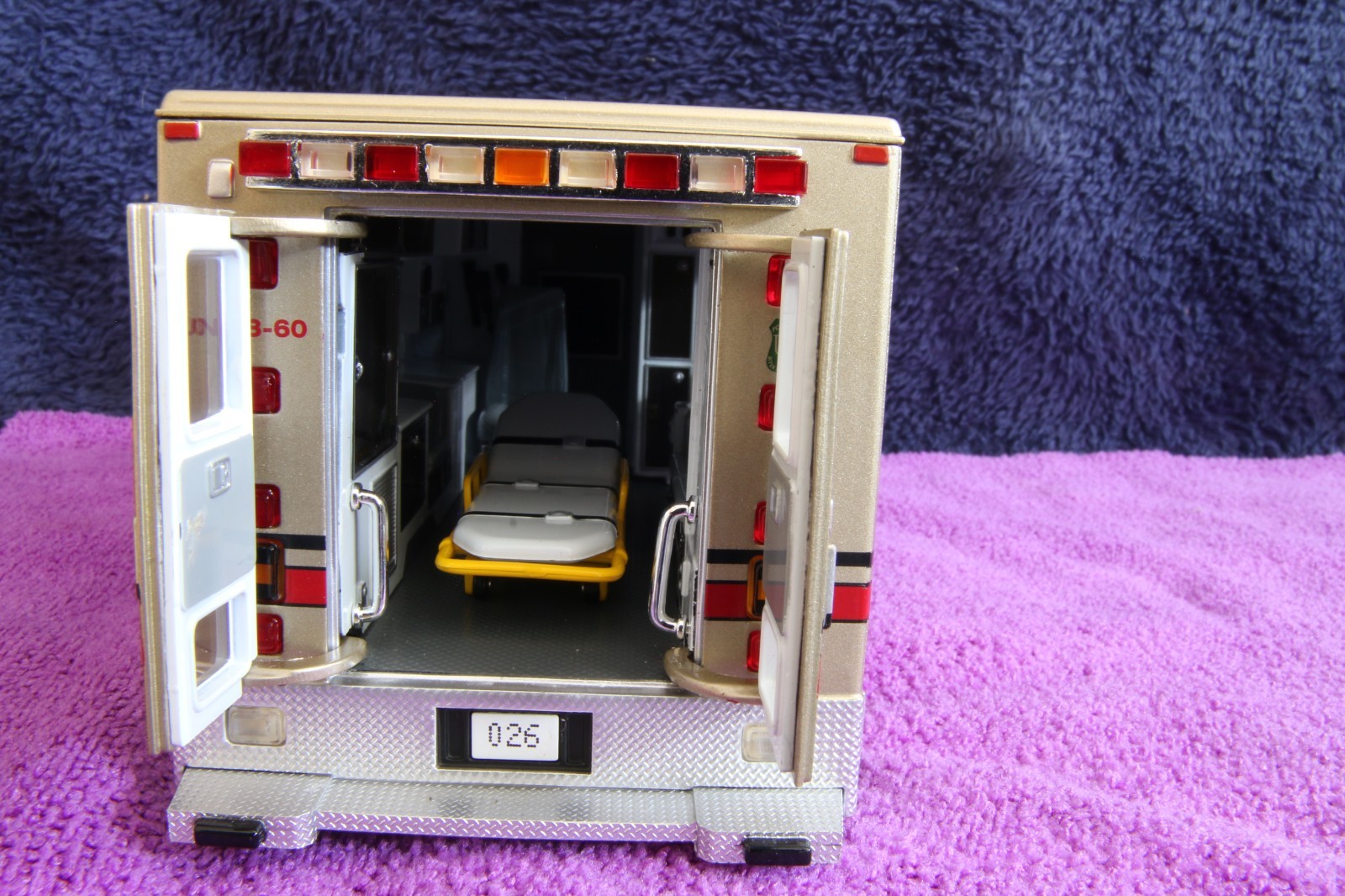 NEW UN-OPENED Ser# 005 — SMOKEY BEAR 60th Anniversary IH 4400 EMS Unit 18-3403