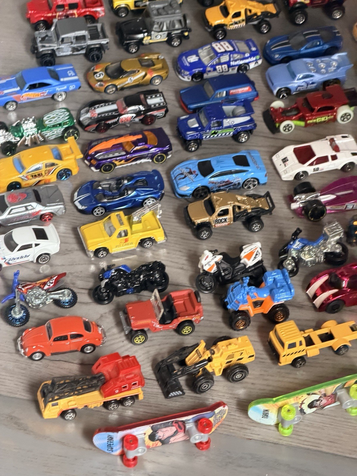 Large (126 pieces) collection of loose die-cast , plastic toy cars. Various size