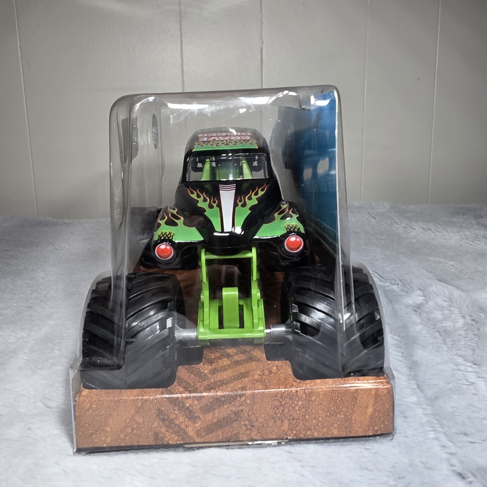 Monster Jam Grave Digger Monster Truck 1:24 Scale Diecast Vehicle By Spin Master
