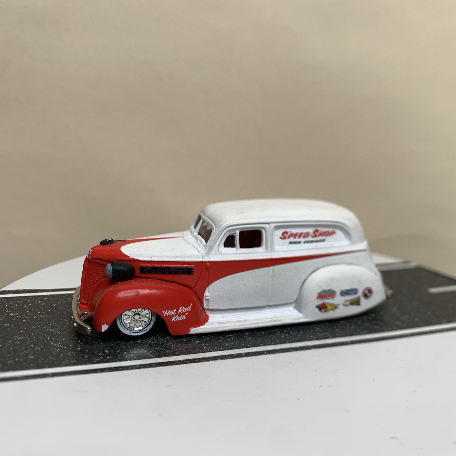 Jada Toys Road Rats Series 1939 Chevy Sedan Delivery Speed Shop White/Red 1:64