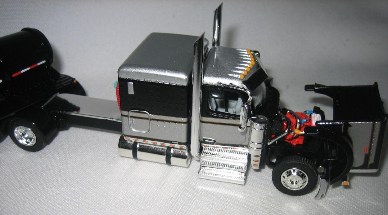 1/64 DCP 60-2262 589 Pete 72” Flat Top Black/Silver All Black Polar Drop Trailer