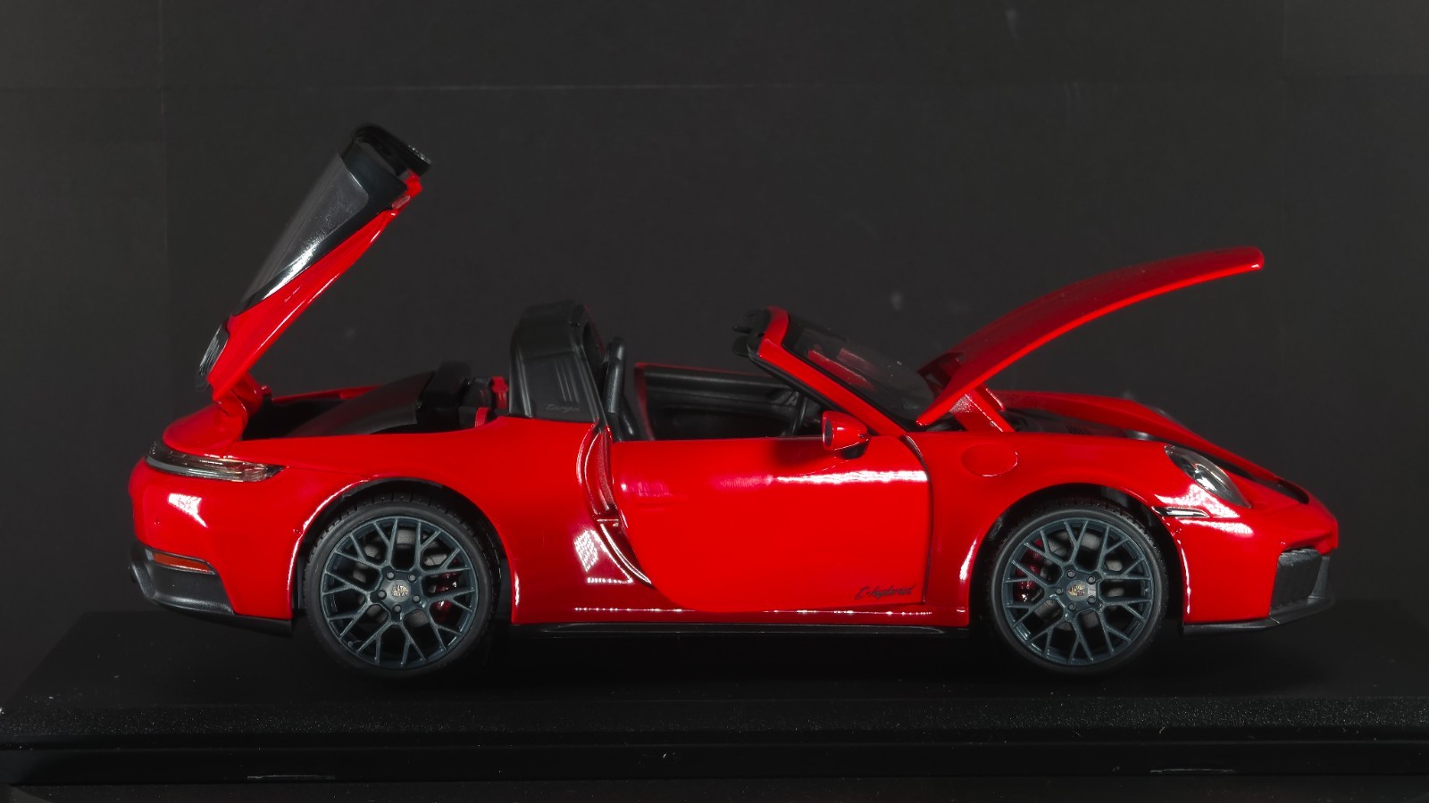 Porsche 911 Targa 4 GTS (992.2) 1:18 Maisto Exclusive Style Special Edition red