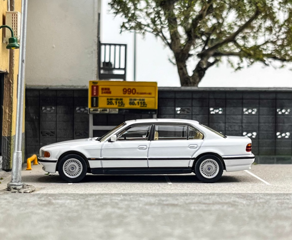 AR 1:64 White 750iL E38 Luxury Sedan Sports Model Diecast Metal Car